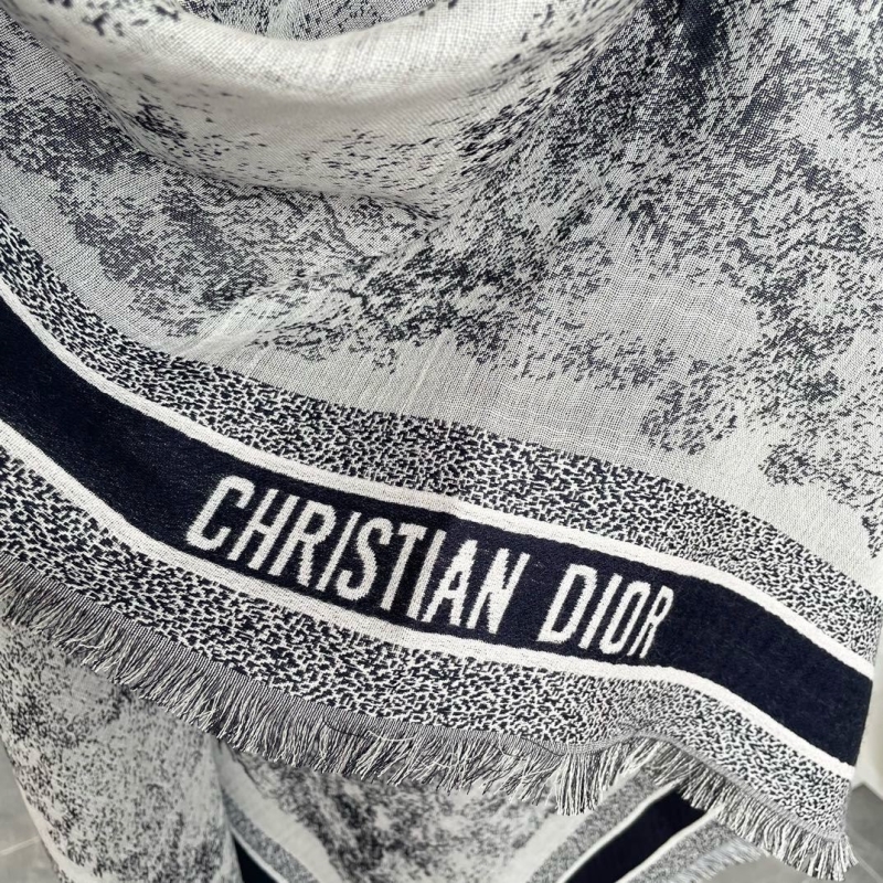 CHRISTIAN DIOR